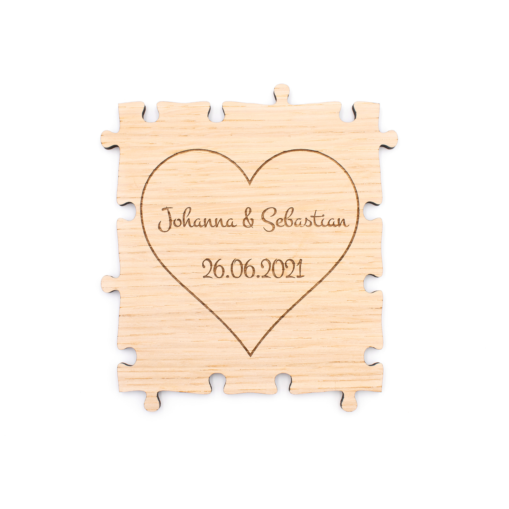 Großes Puzzleteil mit Hochzeitsdatum und Namen im Herz graviert, für Gästebuch-Puzzle aus Holz